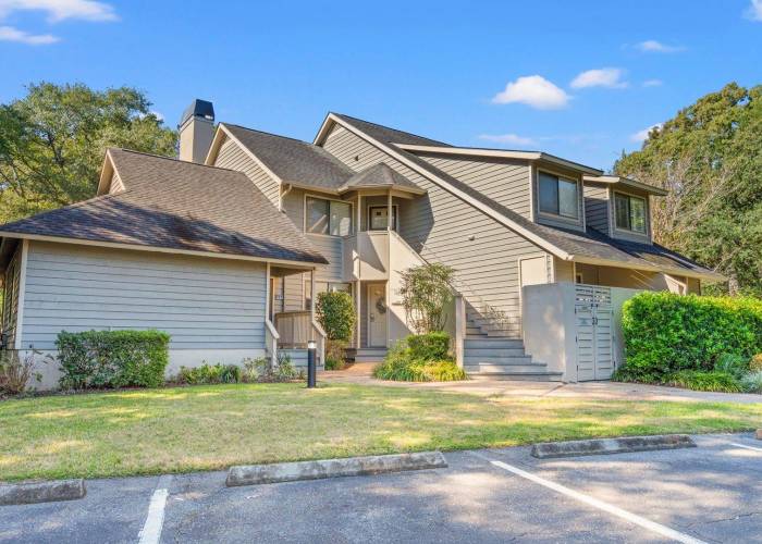 Image of the outside of Kingston Plantation